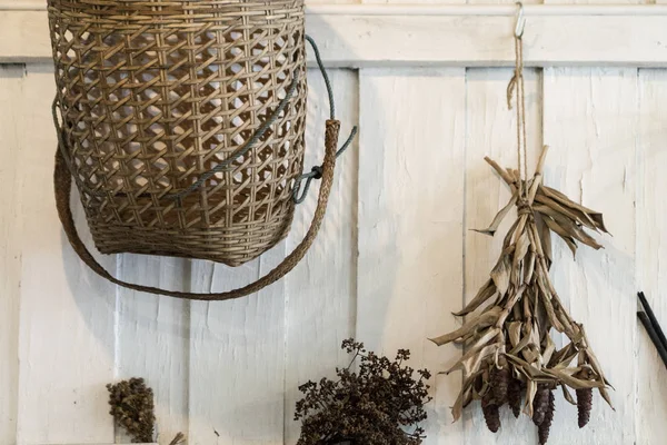 Kuru çiçek ve duvar ahşap sepeti