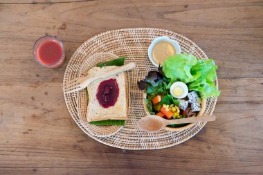 ahşap masa üzerinde domates suyu ve meyve salatası ile ekmek