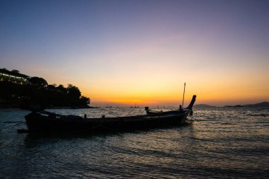 gün batımı, yaz plaj manzara bir teknede silüeti
