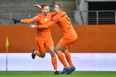 Lubin, Polonya - 22 Aralık 2018: Lehçe Loto Ekstraklasa maç maç Kghm Zaglebie Lubin - Cracovia 1:2 arasında. Gol gol sonra Bartosz Kopacz (L) ve Maciej Dabrowski (R) sevinç.