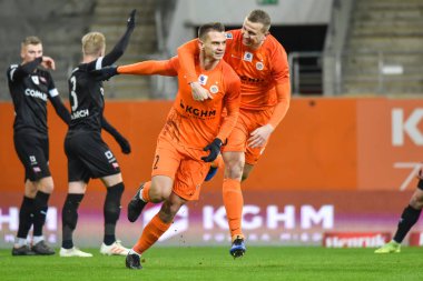 Lubin, Polonya - 22 Aralık 2018: Lehçe Loto Ekstraklasa maç maç Kghm Zaglebie Lubin - Cracovia 1:2 arasında. Gol gol sonra Bartosz Kopacz (L) ve Maciej Dabrowski (R) sevinç.