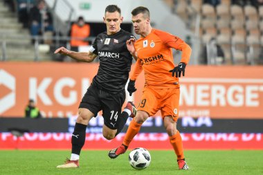Lubin, Polonya - 22 Aralık 2018: Lehçe Loto Ekstraklasa maç maç Kghm Zaglebie Lubin - Cracovia 1:2 arasında. Eylem Damian Dabrowski (L) ve Damjan Bohar (R).