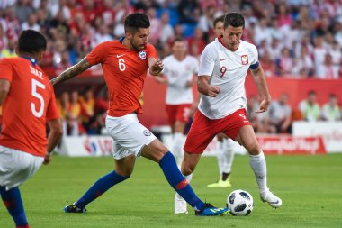 Poznan, Polonya. 8 Haziran, 2018. Uluslararası futbol dostluk maçı: Polonya v Şili 2:2. Eylem Guillermo Maripan (L) ve Robert Lewandowski (R).