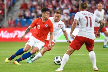 Poznan, Polonya - 8 Haziran 2018: Uluslararası futbol dostluk maçı: Polonya vs Şili 2:2. Eylem Angelo Sagal (L) ve Maciej Rybus (R).
