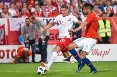 Poznan, Polonya. 8 Haziran, 2018. Uluslararası futbol dostluk maçı: Polonya v Şili 2:2. Eylem Lukasz Piszczek (L) ve Guillermo Maripan (R)
