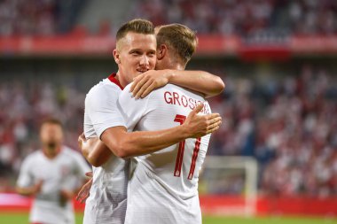 Poznan, Polonya - 8 Haziran 2018: Uluslararası futbol dostluk maçı: Polonya vs Şili 2:2. Amaç ve Kamil Grosicki (R skorlama Piotr Zielinski (L) sevinç).