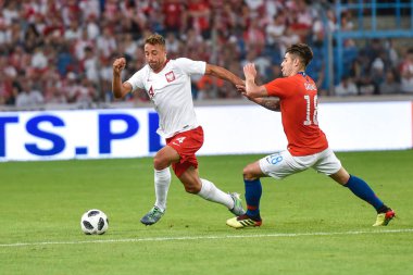 Poznan, Polonya. 8 Haziran, 2018. Uluslararası futbol dostluk maçı: Polonya v Şili 2:2. Eylem Thiago Cionek (L).
