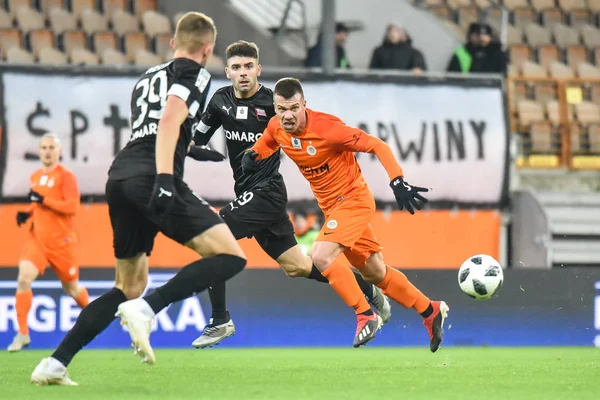 Lubin, Polonya - 22 Aralık 2018: Lehçe Loto Ekstraklasa maç maç Kghm Zaglebie Lubin - Cracovia 1:2 arasında. Eylem Francisco Javier Hernandez (L) ve Damjan Bohar (R).