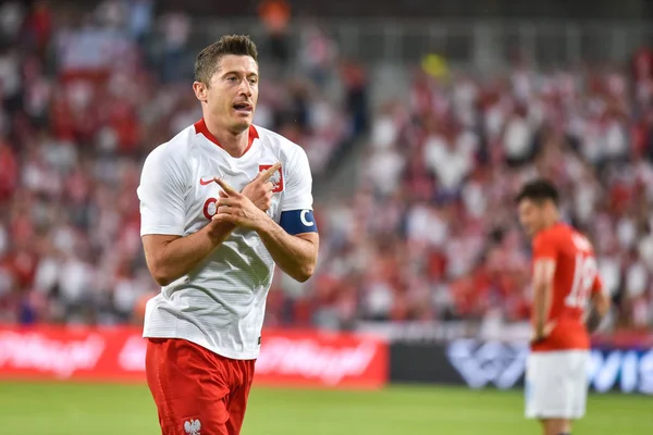 Poznan, Polonya. 8 Haziran, 2018. Uluslararası futbol dostluk maçı: Polonya v Şili 2:2. Gol gol sonra Robert Lewandowski sevinç.