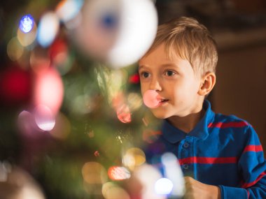 Noel ağacı süsleme 6 yaşında çocuk portresi