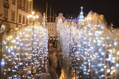  Noel Pazarı Meydanı Wroclaw illumnated Noel ağacı üzerinde Çeşme'nın ışıkları ile adil.