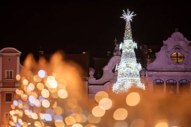 Noel Pazar Meydanı, Wroclaw bölgesindeki, Polonya adil. Noel ağacın arkasında güzel bokeh hediye ışıklar.