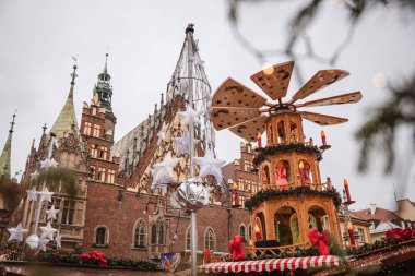 Noel Pazar Meydanı, Wroclaw bölgesindeki, Polonya adil. Belediye Binası ve rüzgar değirmeni.