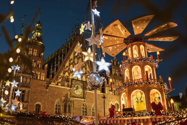 Noel Pazar Meydanı, Wroclaw bölgesindeki, Polonya adil. Belediye Binası ve rüzgar değirmeni.