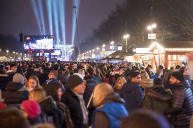 Berlin, Almanya - 31 Aralık 2018: yılbaşı konser ve Brandenburg Geçidi ve Zafer Anıtı arasında yer alan kutlamalar.