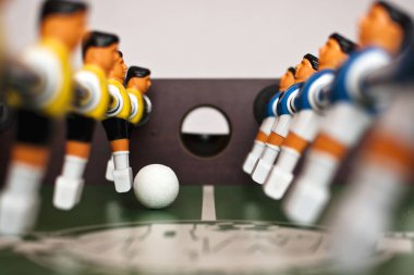 Futbol tablosu - oyuncu ve top.