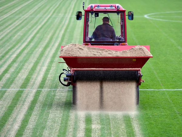 Futbol sahası kumlama