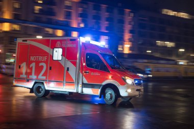 Berlin, Almanya - 1 Ocak 2019: itfaiye sürücülerde sokaklarda yılbaşı kutlamaları sırasında geçiş. 