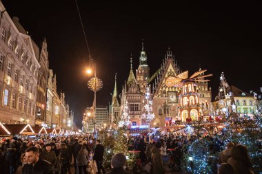 Wroclaw, Polonya - 09 Aralık 2018: Noel Pazar Meydanı Wroclaw city hall önünde bulunan bir bölümü adil.