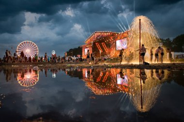 Kostrzyn Nad Oder, Polonya - 3 Ağustos 2017: Festival Przystanek Woodstock - su yansıması ile sahne önünde çamur banyosunda hayranları.
