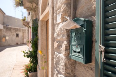 Aggius, İtalya - 25 Ağustos 2017: gazete evin duvarına bir posta kutusuna eklenir. Kasaba Aggius Sardunya turistik biridir.