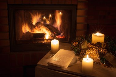 Ateşin önünde gofretle Noel çiçeği süslemesi..