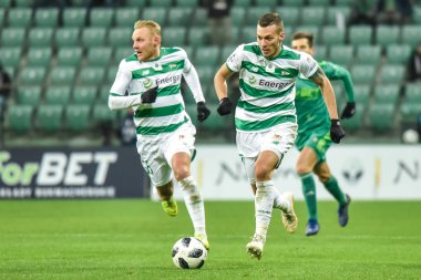 Wroclaw, Polonya - 30 Kasım 2018: Slask Wroclaw - Lechia Gdansk 0 Lehçe Loto Ekstraklasa maç maç: 2. Eylem Daniel Lukasik (L) ve Lukas Haraslin (R).