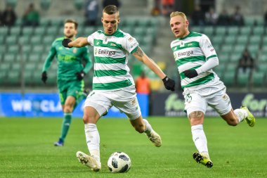 Wroclaw, Polonya - 30 Kasım 2018: Slask Wroclaw - Lechia Gdansk 0 Lehçe Loto Ekstraklasa maç maç: 2. Eylem Lukas Haraslin (L) ve Daniel Lukasik (R).