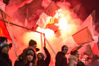 Wroclaw, Polonya - 30 Kasım 2018: Slask Wroclaw - Lechia Gdansk 0 Lehçe Loto Ekstraklasa maç maç: 2. Slask burns fişekleri destekçileri.