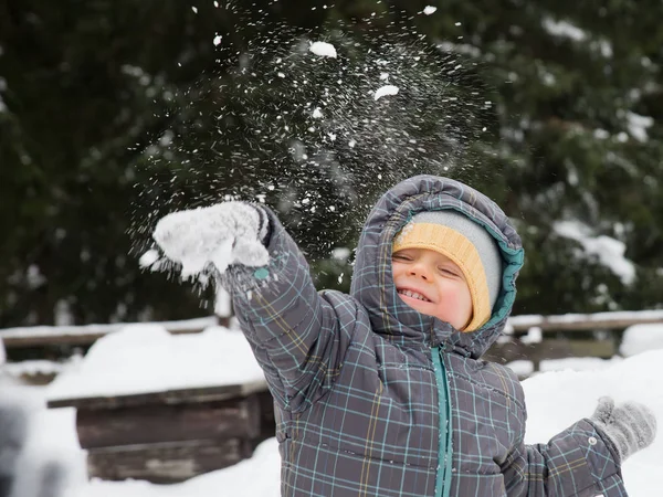 Счастливый Мальчик Играет Снегом — стоковое фото