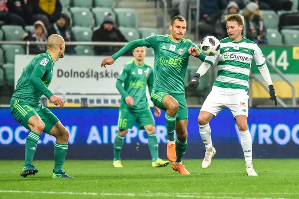 Wroclaw, Polonya - 30 Kasım 2018: Slask Wroclaw - Lechia Gdansk 0 Lehçe Loto Ekstraklasa maç maç: 2. Eylem Mateusz Radecki (L) ve Jaroslaw Kubicki (R).