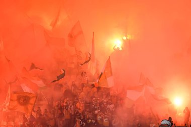 Lubin, Polonya - 25 Kasım 2018: Kghm Zaglebie Lubin - Legia Warszawa 0 Lehçe Loto Ekstraklasa maç maç: 1. Zaglebie yanık fişekleri destekçileri.