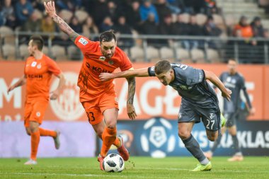 Lubin, Polonya - 25 Kasım 2018: Kghm Zaglebie Lubin - Legia Warszawa 0 Lehçe Loto Ekstraklasa maç maç: 1. Eylem Lubomir Guldan (L) ve Carlos Lopez Carlitos (R).