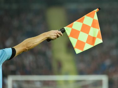 Yardımcı futbol hakeminin bayrağıyla el kaldırdı
