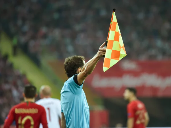 Felemelt Zászlóval Rendelkező Futballbíró Asszisztense — Stock Fotó