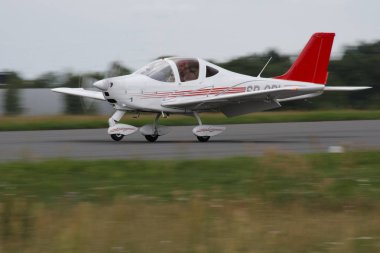 Eğitim uçağı iniş.