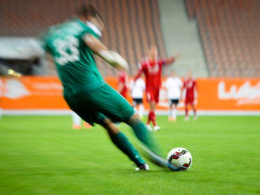 Kaleci topu tekmeleme.