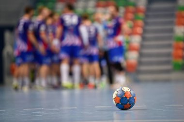 Parke hentbol maç sırasında topa.