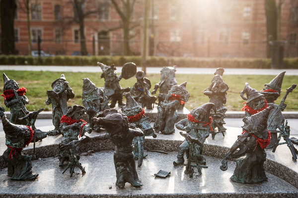 WROCLAW, POLAND - 19 ЯНВАРЯ 2019: Статуя карликов, представляющих филармонический оркестр Польши, расположенная перед зданием Национального музыкального форума
.