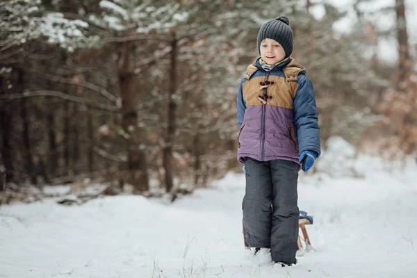 Шестилетний Мальчик Зимнем Лесу — стоковое фото