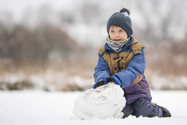 Шестилетний Мальчик Делает Снеговика — стоковое фото
