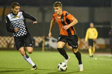 Glogow, Polonya - 26 Ekim 2018: Maç Polonya Futbol Fortuna 1 Ligi arasında Kghm Chrobry Glogow - Bytovia Bytow 0:0. Eylem MAKSYMILIAN Hebel (L) ve Sergiy Napolov (R).