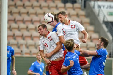 Lubin, Polonya - 7 Eylül 2018: Futbol Avrupa Gençler Şampiyonası U21 nitelikleri arasında Polonya - Faroe Adaları 1:1 Milli takım maç. Eylem Pawel Tomczyk (L) ve Mateusz Wieteska (R).