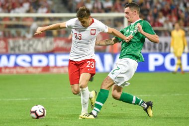 Wroclaw, Polonya - 11 Eylül 2018: Futbol dostluk maçı milli takımlar arasında Polonya - İrlanda 1:1. Eylem Krzysztof PIATEK (L) ve Shaun Williams (R).