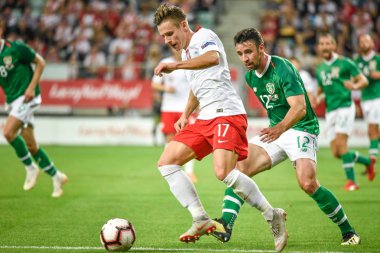 Wroclaw, Polonya - 11 Eylül 2018: Futbol dostluk maçı milli takımlar arasında Polonya - İrlanda 1:1. Eylem Damian Kadzior (L) ve Enda Stevens (R).