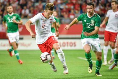 Wroclaw, Polonya - 11 Eylül 2018: Futbol dostluk maçı milli takımlar arasında Polonya - İrlanda 1:1. Eylem Damian Kadzior (L) ve Enda Stevens (R).