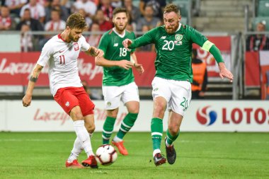 Wroclaw, Polonya - 11 Eylül 2018: Futbol dostluk maçı milli takımlar arasında Polonya - İrlanda 1:1. Eylem Mateusz Klich (L) hedef ve Richard Keogh (R vurdu).