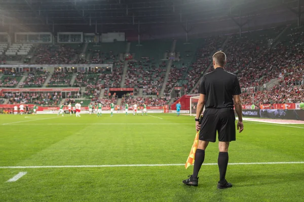 Wroclaw, Polonya - 11 Eylül 2018: Futbol dostluk maçı milli takımlar arasında Polonya - İrlanda 1:1. Dokunmatik çizgiyle futbol hakem fiyatına Yardımcısı.