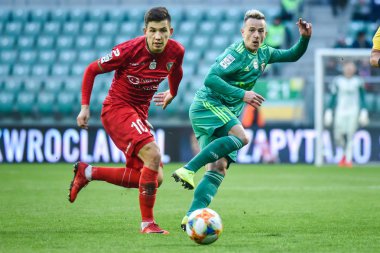 Wroclaw, Polonya - 10 Şubat 2019: Lehçe loto Ekstraklasa Slask Wroclaw - Zaglebie Sosnowiec 2:1 arasında maç. Eylem Mateusz Mozdzen (L) ve Robert Pich (R).