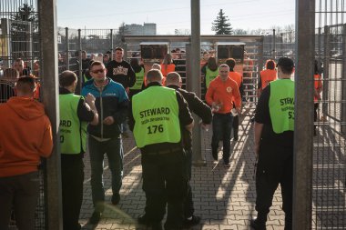 Lubin, Polonya - 17 Şubat 2019: Maç Lehçe loto Ekstraklasa arasında Kghm Zaglebie Lubin - Miedz Legnica. Destekçileri stadyum girişinde güvenlik arar.